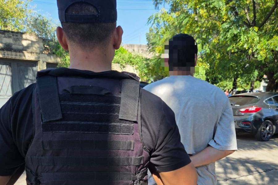 Detuvieron a un joven por exhibiciones obscenas en una plazoleta
