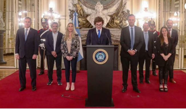 Javier Milei convocó a una reunión de gabinete en medio de la polémica que involucra a Manuel Adorni