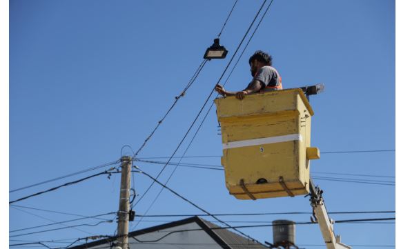 El recambio integral de luminarias por tecnología led avanza en barrio Los Hornos