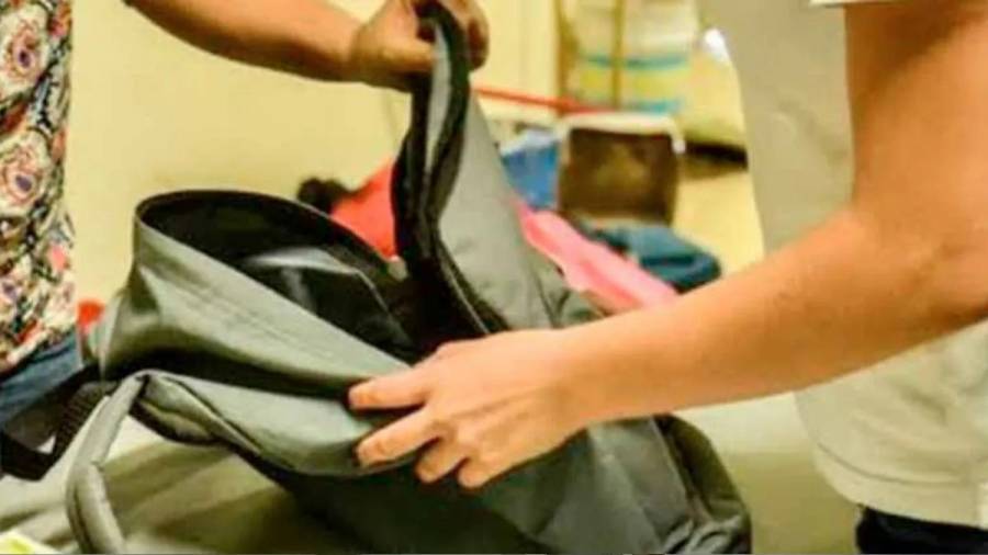 Una escuela pide a los alumnos ir sin mochilas o permitir que se las revisen