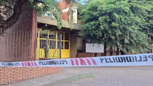 Allanaron la casa del segundo menor detenido y analizan más implicados en el crimen de la escuela N° 40 de San Cristóbal