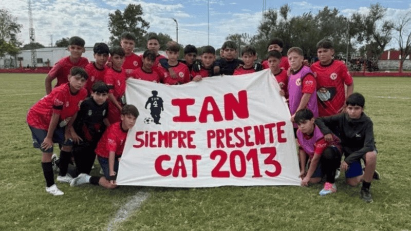El homenaje de su club y compañeros a Ian Cabrera, el chico de 13 años asesinado en la escuela de San Cristóbal