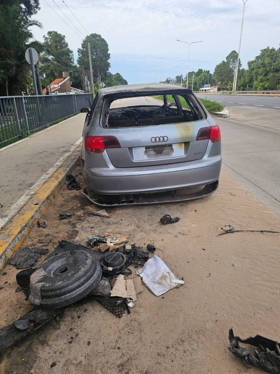 ¿Quién es responsable de sacar un auto incendiado de una colectora?
