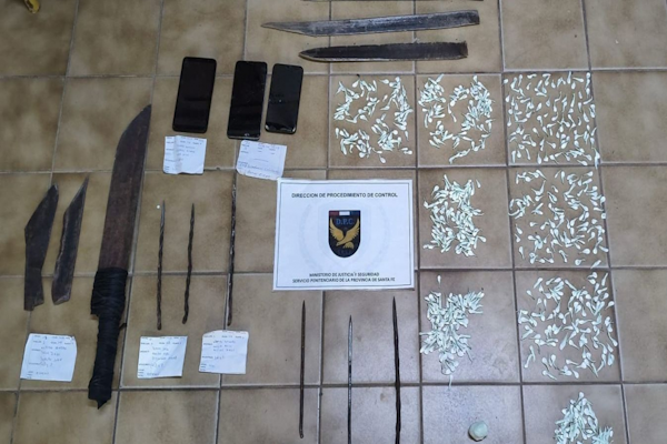 Secuestraron celulares, armas blancas y sustancias prohibidas 