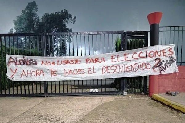 Un trapo de la barra contra el presidente de Colón
