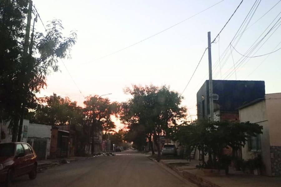 Una bala perdida le dio a una mujer cuando salía en bicicleta de su casa