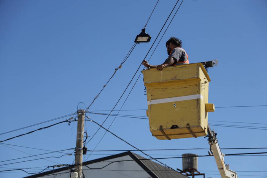 El recambio integral de luminarias led avanza este mes en cuatro barrios 