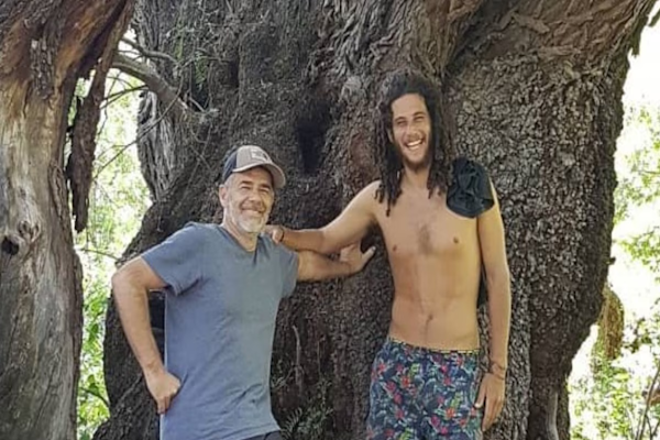 Risas y complicidad de Julián Weich y su hijo en la peluquería