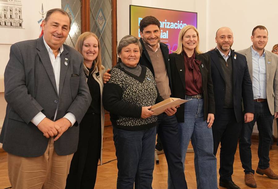 Pullaro entregó escrituras a vecinos de Santo Tomé y Santa Fe
