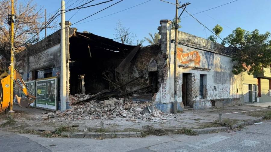 Derriban un búnker narco en bario Sur de Santa Fe: vecinos aplaudieron la demolición