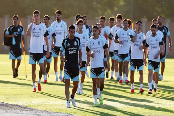 Los 28 futbolistas de la prelista de Scaloni que terminan su actividad con los clubes 