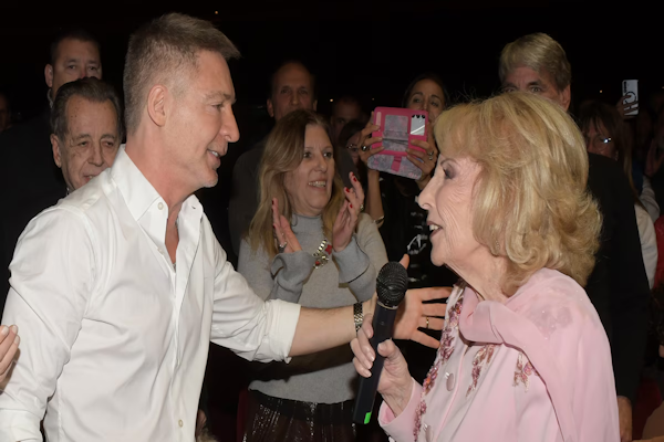 El divertido intercambio entre Adrián Suar y Mirtha Legrand en el teatro