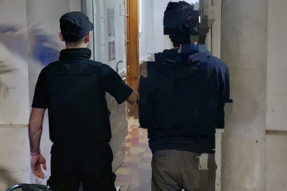 Sorprendieron a tres jóvenes robando un auto en barrio Guadalupe