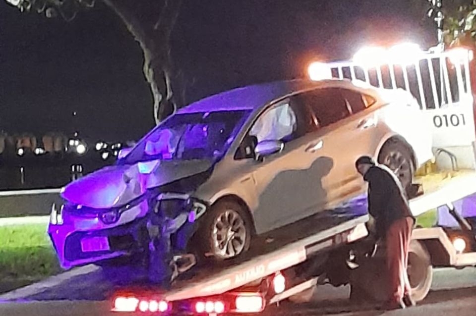 Un automovilista alcoholizado chocó contra una columna en la Costanera