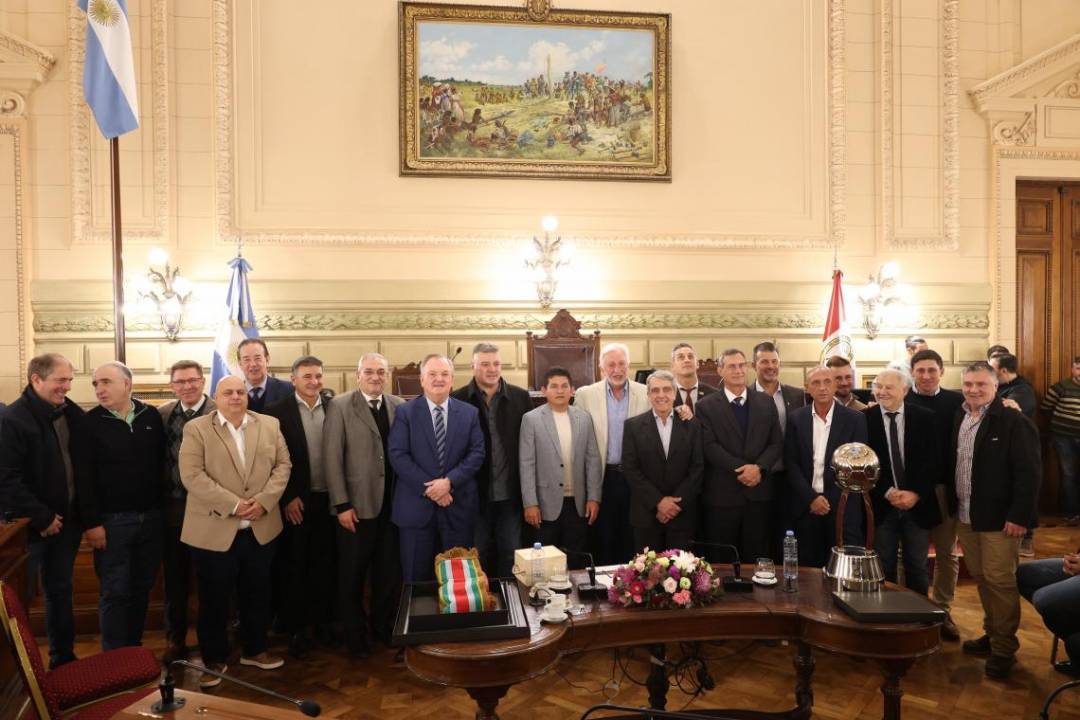 El Senado santafesino reconoció al Pulga Rodríguez por su legado deportivo