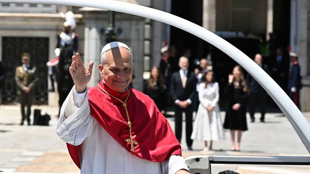 El Papa concluyó su visita a España y regresó al Vaticano en un avión cedido por el rey
