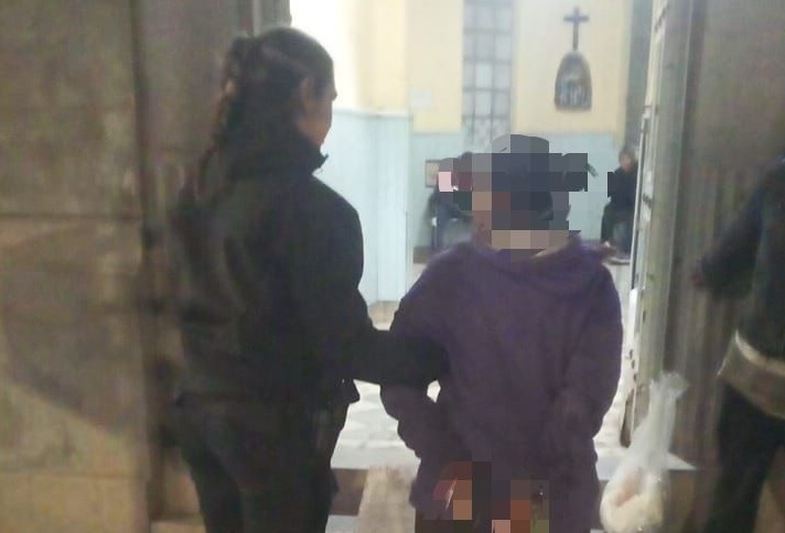 Detuvieron a una mujer acusada de causar destrozos y atacar a una empleada en una panadería 