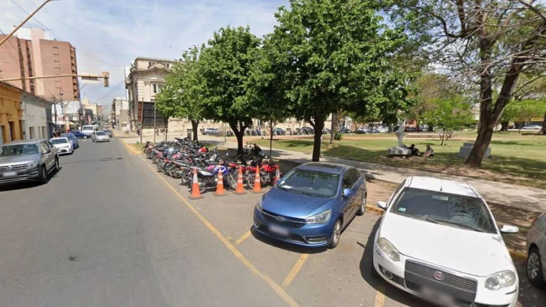 Estacionó su moto para ir a trabajar y se la robaron a plena luz del día