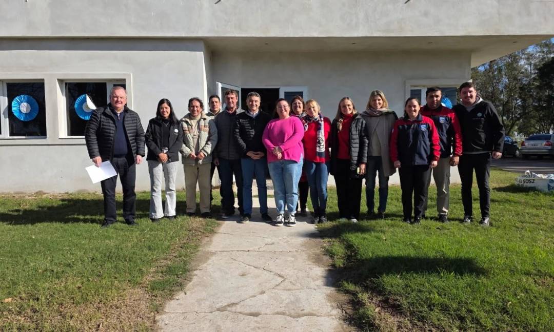 Michlig y González entregaron más de 12 millones a los cuarteles de bomberos de Villa Trinidad, Ceres y San Guillermo