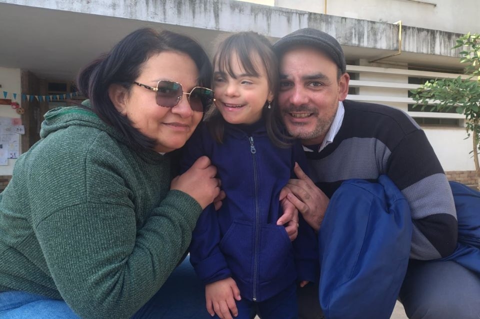 Ayudemos a Julia: buscan un implante coclear que se perdió