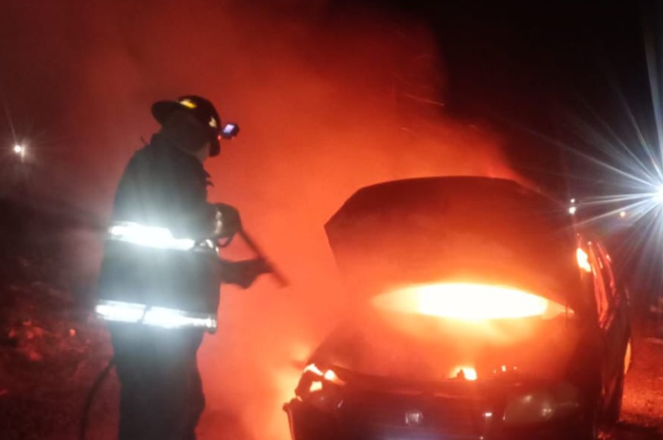 Un auto quedó destruido tras incendiarse durante la madrugada