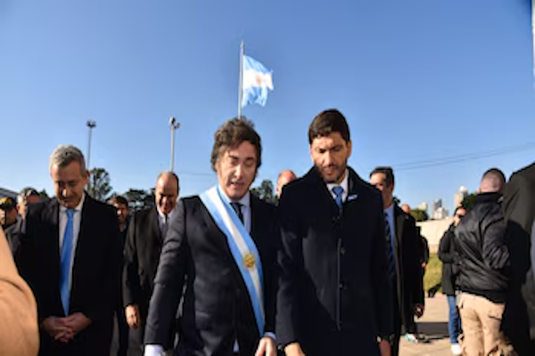 Acto por el Día de la Bandera: Milei abrazó a Adorni y Bullrich e ignoró a Villarruel