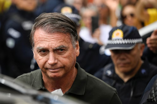 Autorizan a la policía para interrogar a Jair Bolsonaro por un pistola confiscada