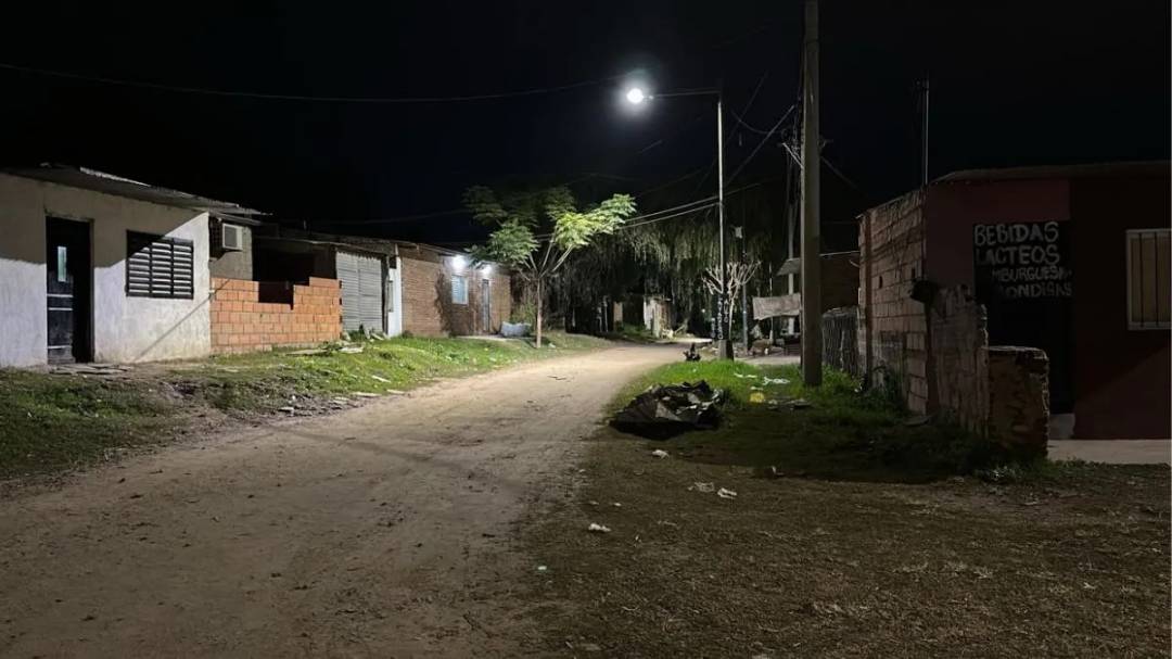 Incendio en Villa Oculta: un joven con discapacidad fue rescatado de las llamas por la policía