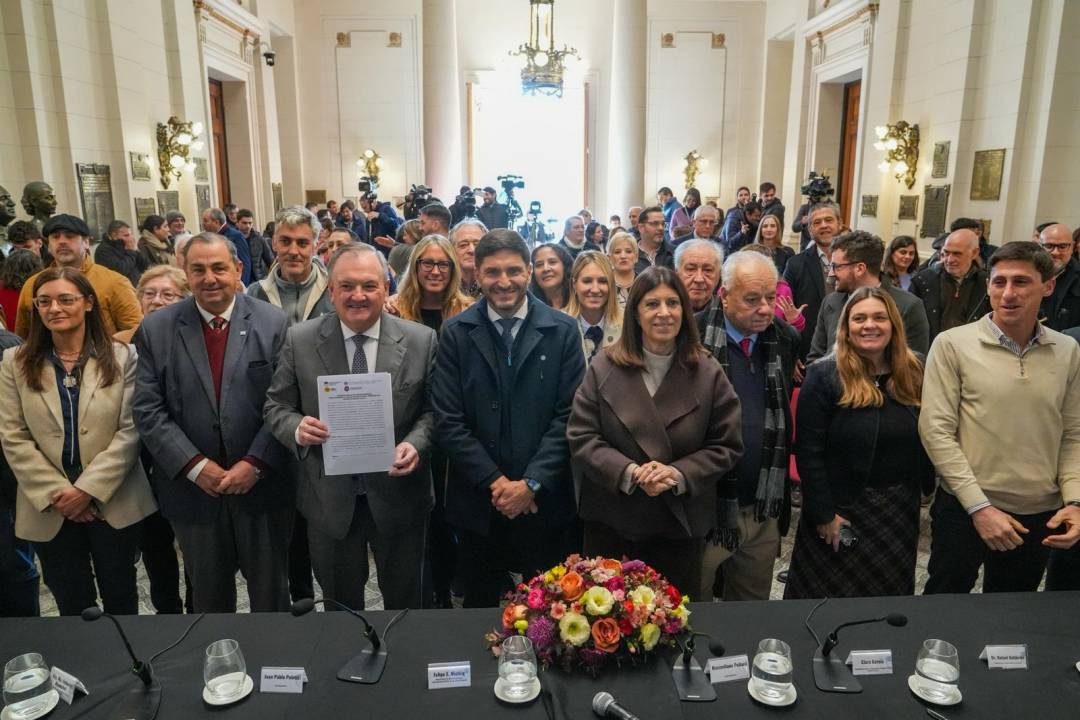 Pullaro firmó un convenio para poner en valor la Plaza Italia de la Legislatura: “Devolverá el espacio público a la ciudadanía y jerarquizará a la capital provincial”