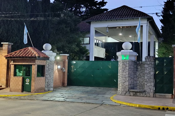 Jefatura de Gabinete: Milei y Adorni definen la salida
