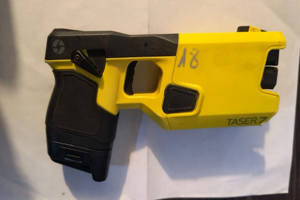 Rosario: La Policía usó la pistola Taser para evitar que un joven agrediera a su madre