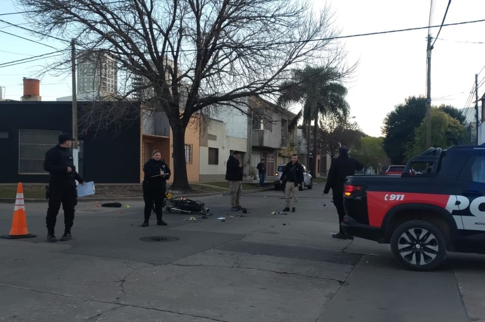 Un motociclista resultó gravemente herido tras chocar con una camioneta