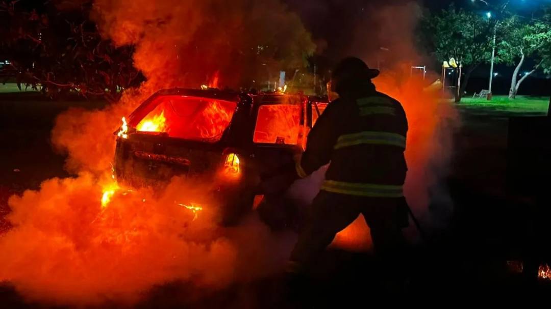 Un auto fue devorado por las llamas en la madrugada y las pérdidas son totales