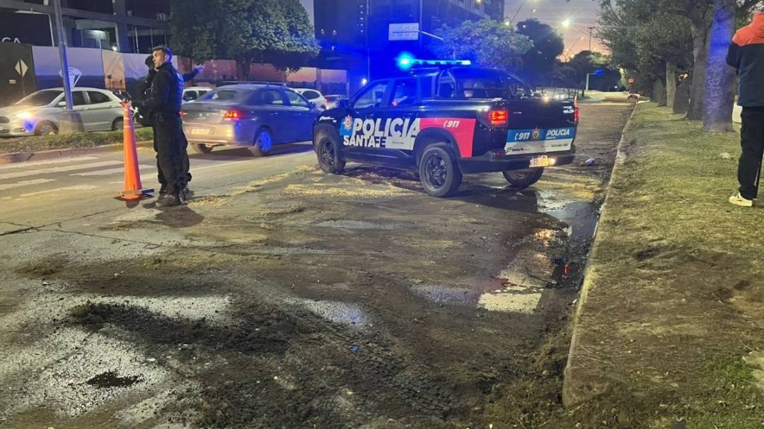 Tránsito complicado en el Puente Oroño por un derrame de combustible