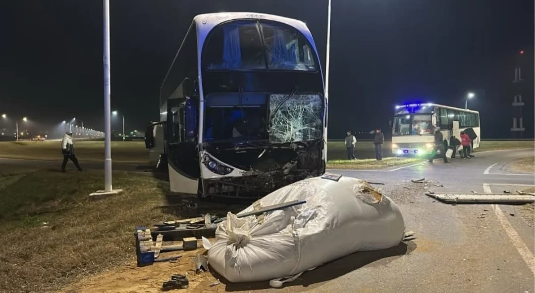 Un colectivo de tour de compras chocó con un camión 