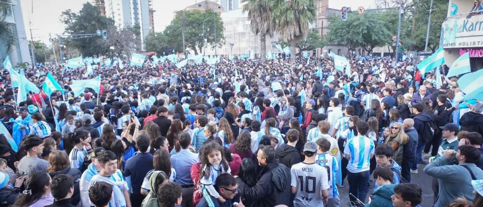 Santa Fe copó Bulevar tras la agónica victoria de la Selección Argentina ante Egipto