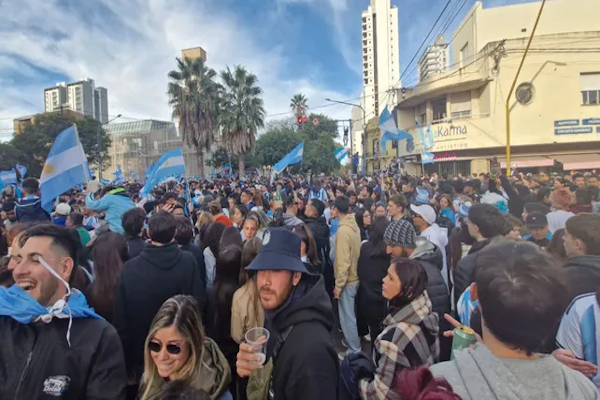 Cientos de santafesinos festejaron en Bulevar y Rivadavia el triunfo argentino
