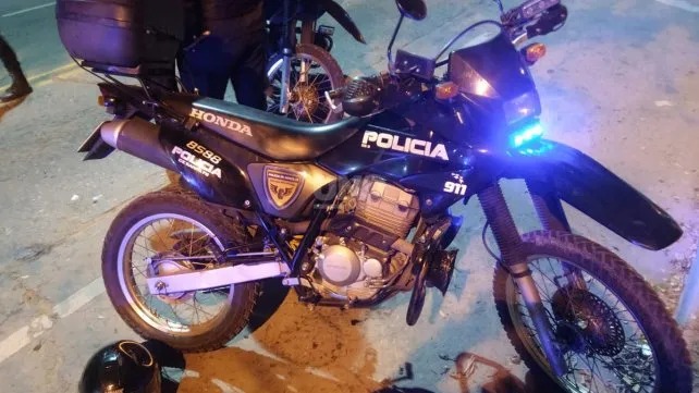 Imputaron a dos policías por extorsionar y robarle 1.500 dólares a un automovilista