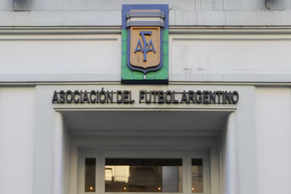 Hackearon la AFA y publicaron mails con denuncias al arbitraje ante Egipto