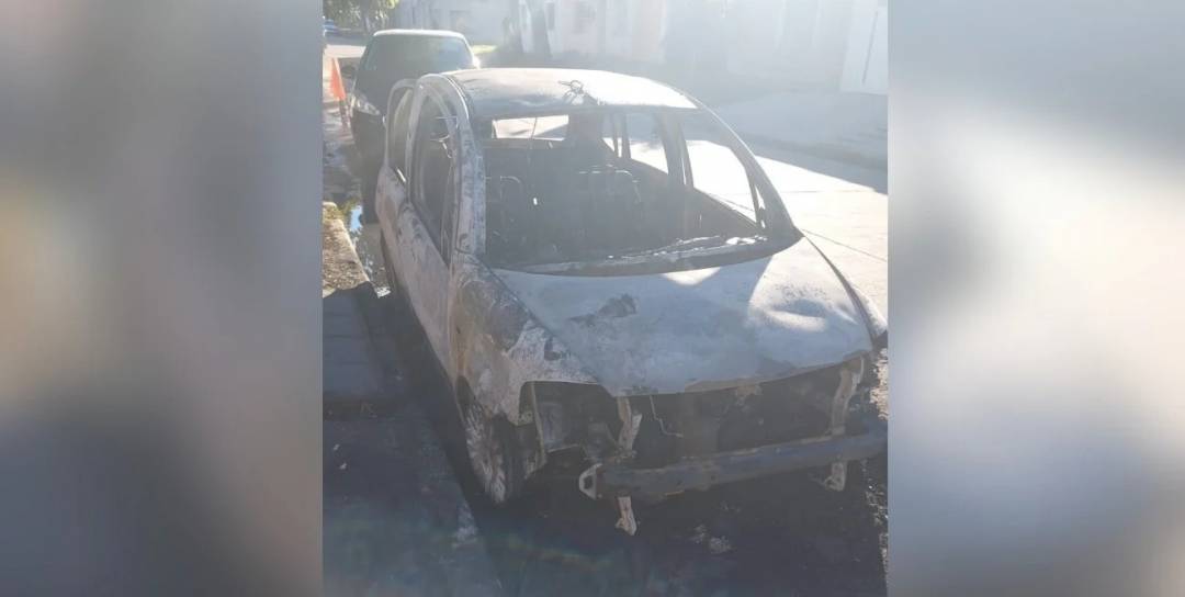 Denuncian el abandono de un auto incendiado en calle Saavedra al 5300