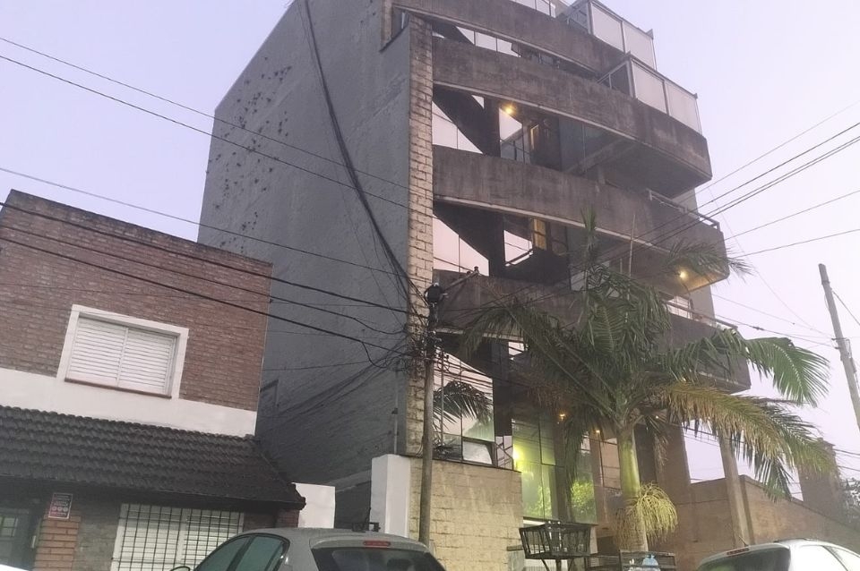 Una mujer cayó de un 3er piso y salvó su vida de manera casi milagrosa