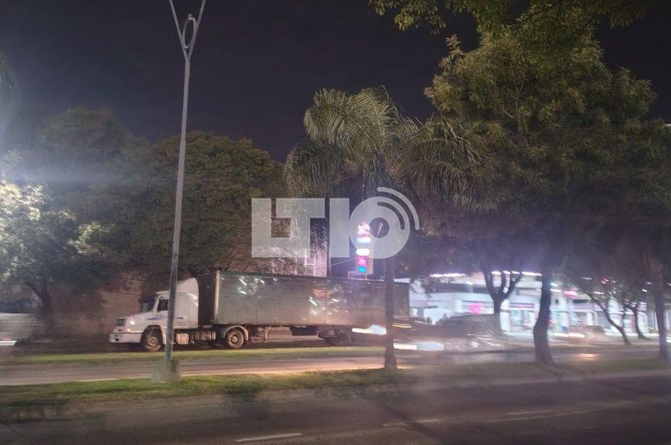 Un motociclista está en terapia intensiva tras chocar contra un camión en Av. Alem