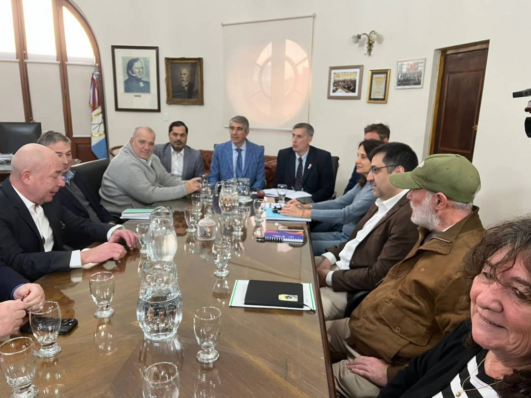 La provincia reanuda las paritarias con los gremios de los estatales y de los maestros
