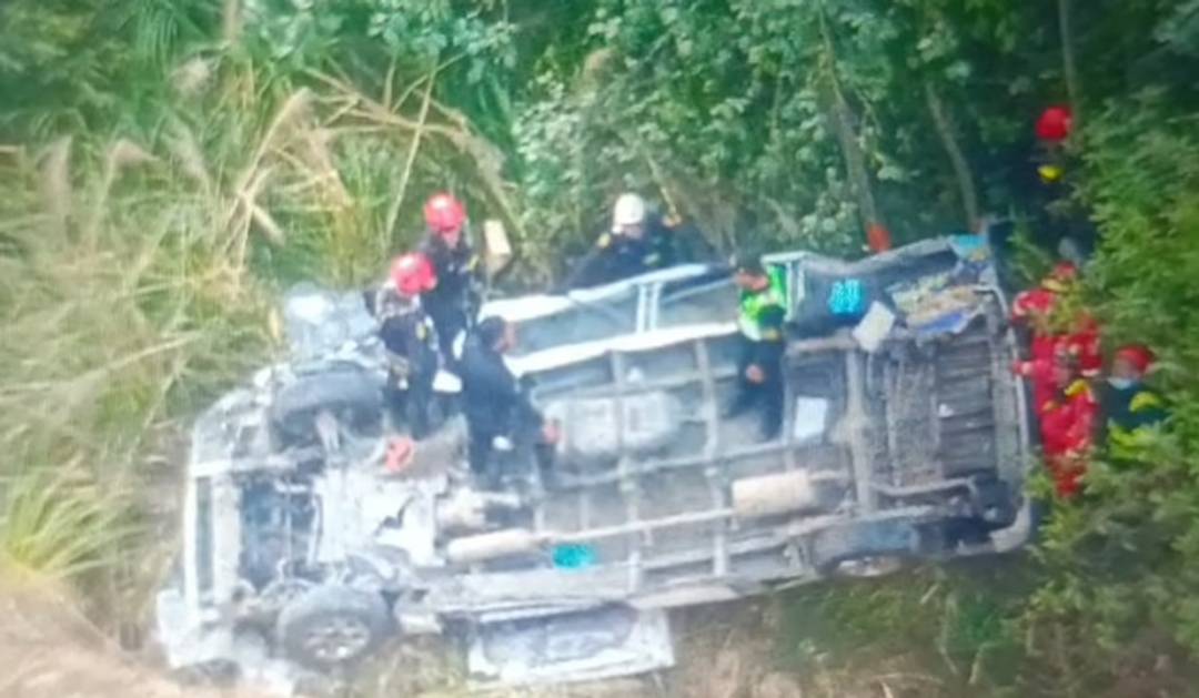 Una combi cayó a un abismo en Perú: 14 muertos