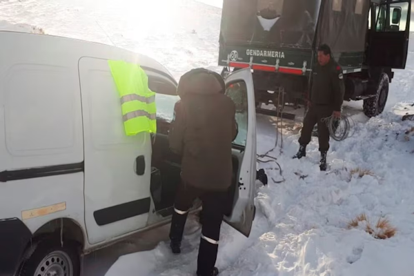 Temporal de nieve en Mendoza: rescataron a más de 20 personas