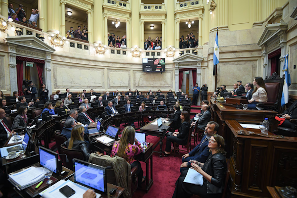 Los senadores cobrarán 12 millones de pesos por mes