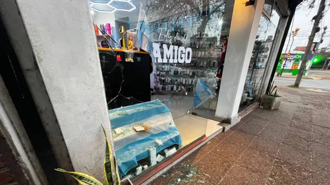 Robo en un comercio: rompieron la vidriera con adoquines y se llevaron accesorios