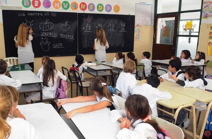 Más de 63 mil trabajadores de la educación cobrarán el premio de Asistencia Perfecta con aumento del 15 %