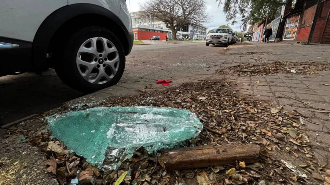 Rompieron el vidrio de un auto frente a la Terminal y robaron varios elementos