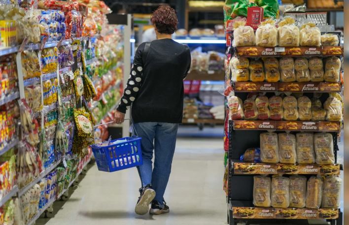 El consumo masivo volvió a caer en junio: cuánto fue el descenso en el primer semestre